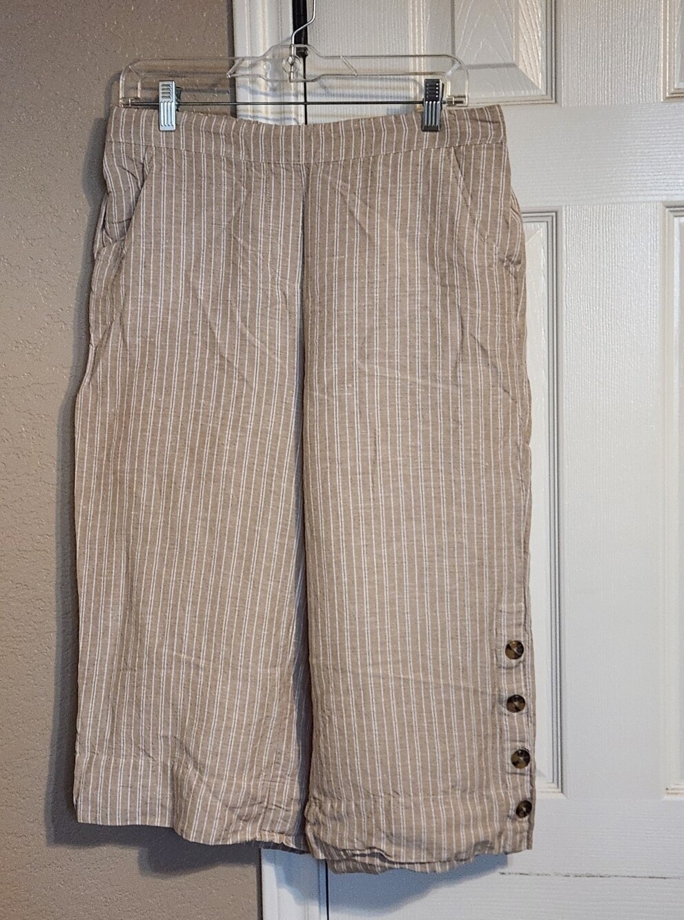 Zac & Rachel Women's beige striped cropped pants with buttons
